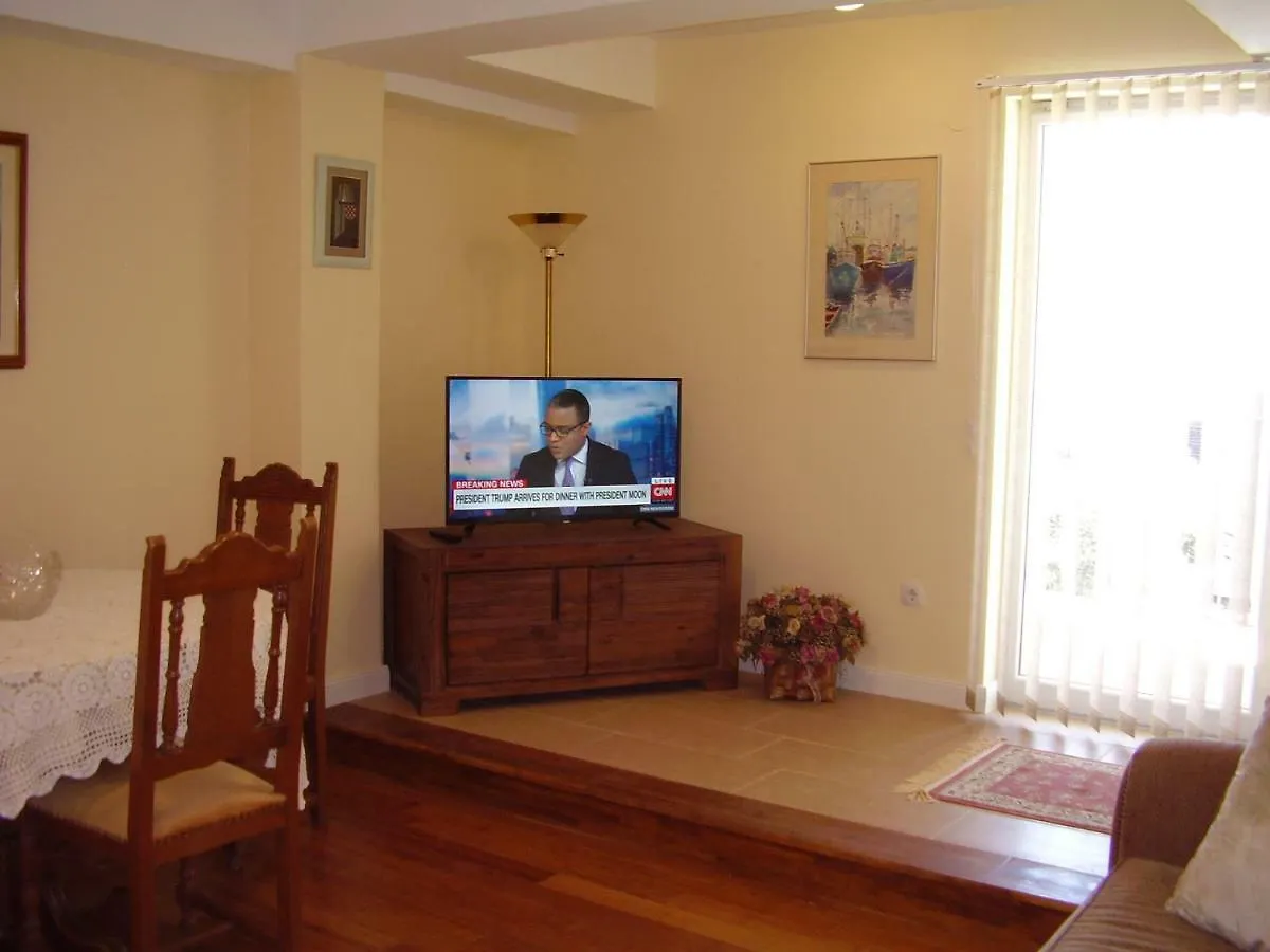 Water View Brand New Apartment, Short Stroll To Beach, Peaceful! Košljun Daire